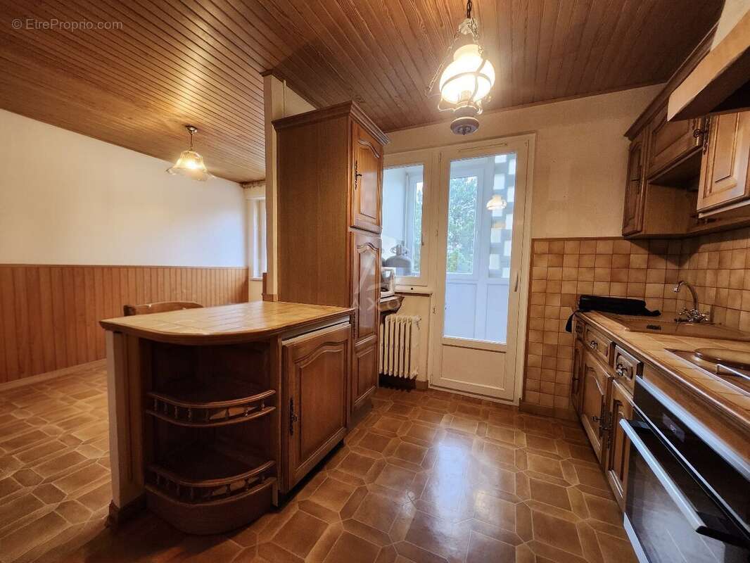 Appartement traversant  Dernier étage  Fort potentiel  - photo 5