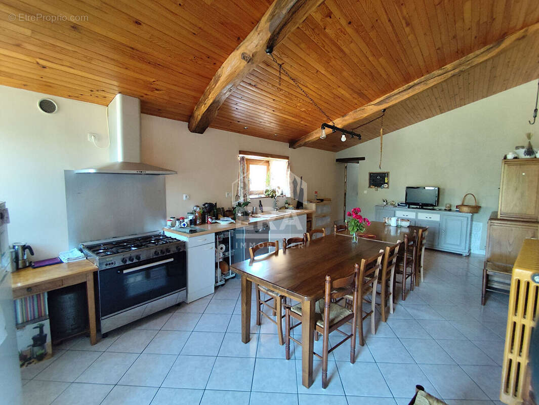 Maison 249 m² à Poursac  - photo 2