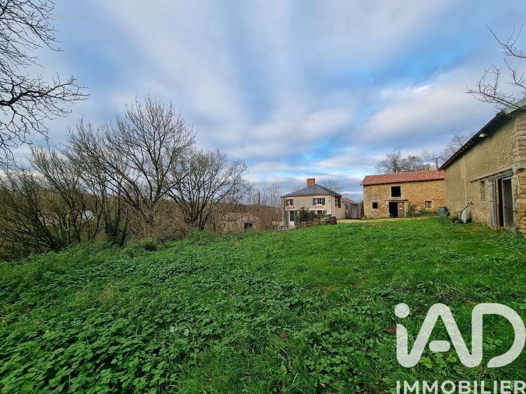 Maison 110 m² à Saint-Loup-Lamaire  - photo 2