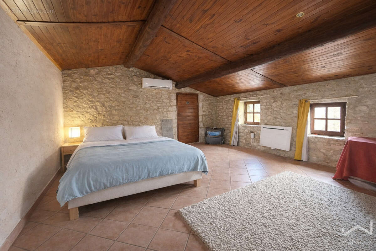 Maison à SAINT-MONTAN