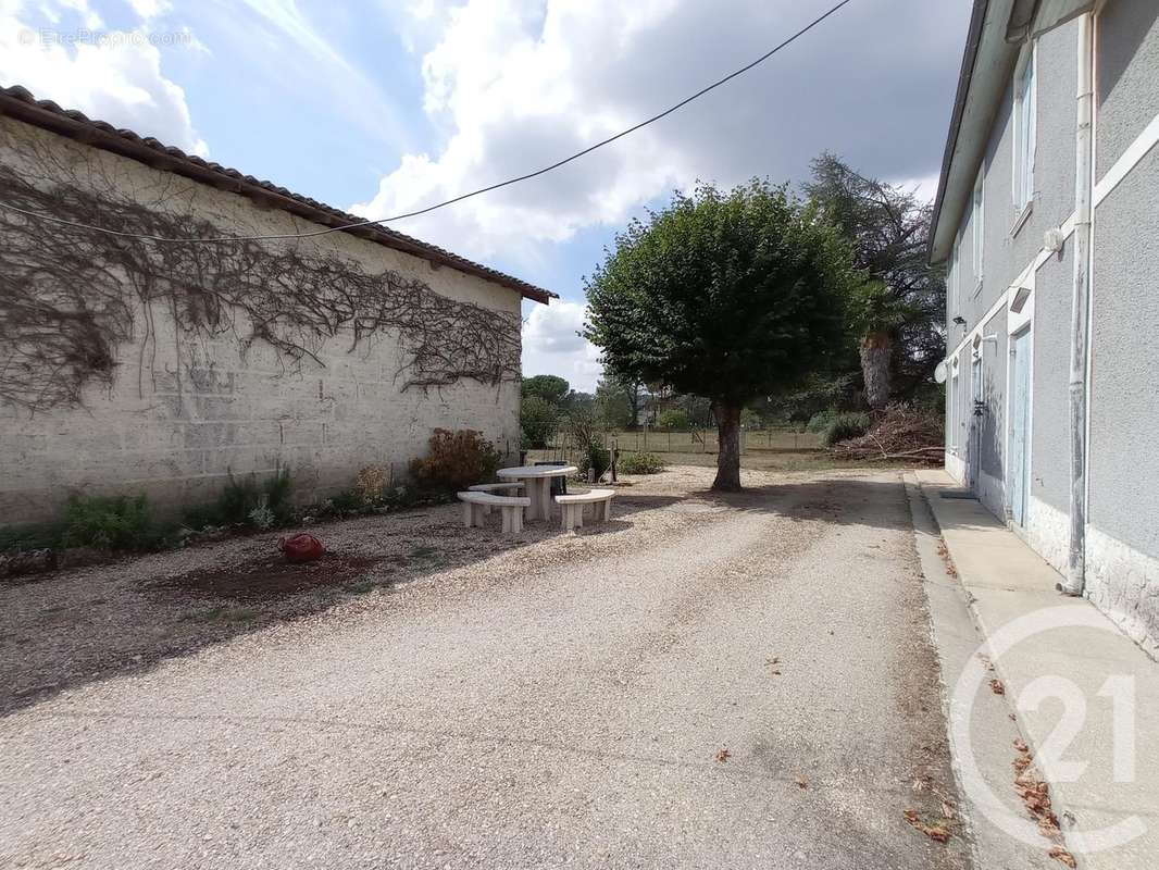 Maison à LES PEINTURES