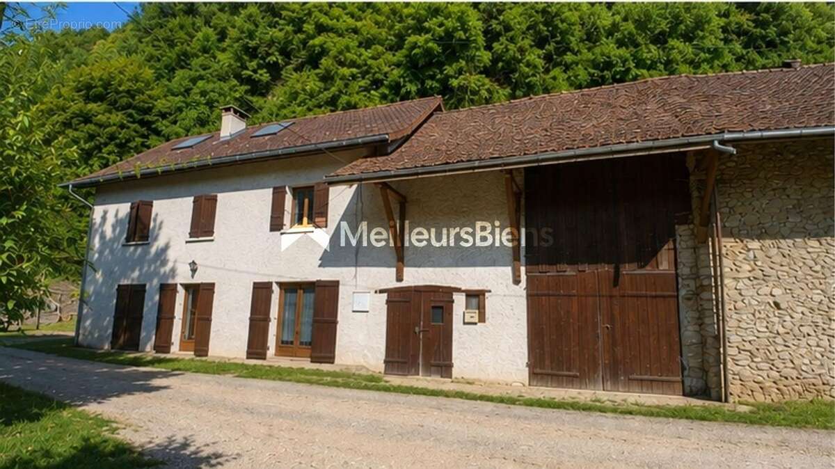 Chartreuse 38380 Entre deux Guiers, Ancienne ferme rénovée 5 chambres, 170 m² Habitables - photo 2