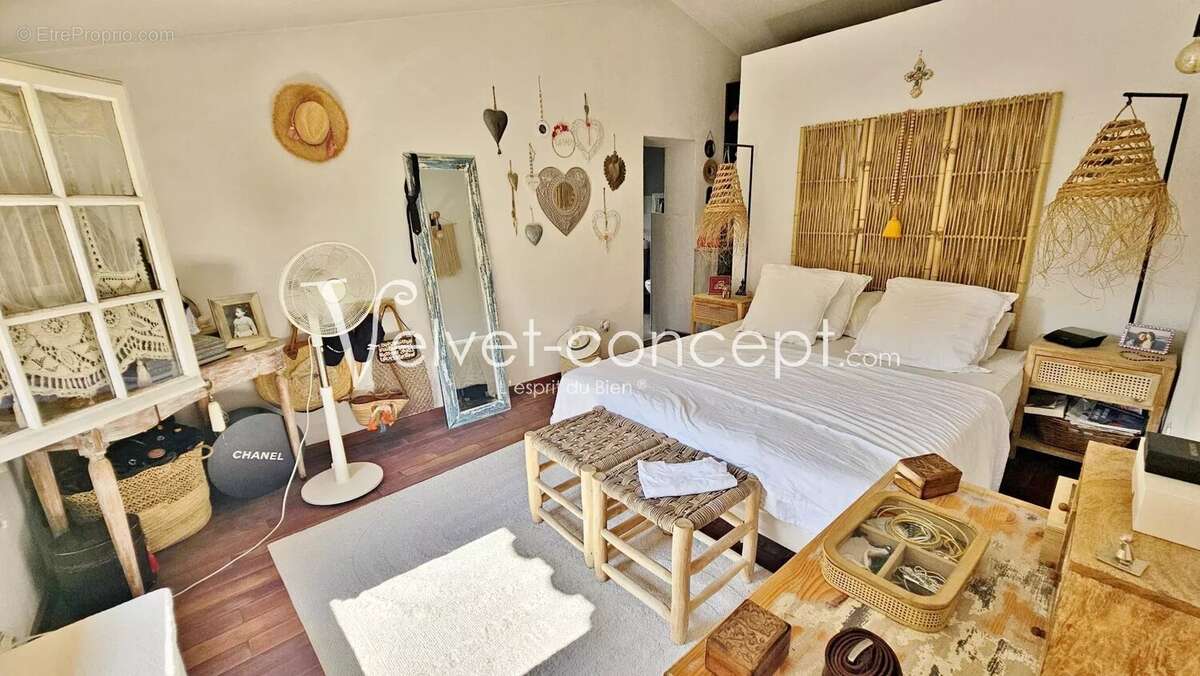 Maison à CHATEAUNEUF-GRASSE