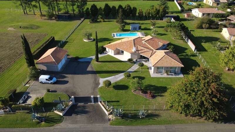 Maison contemporaine haut de gamme 203m2 avec piscine chauffée et double garage - photo 2