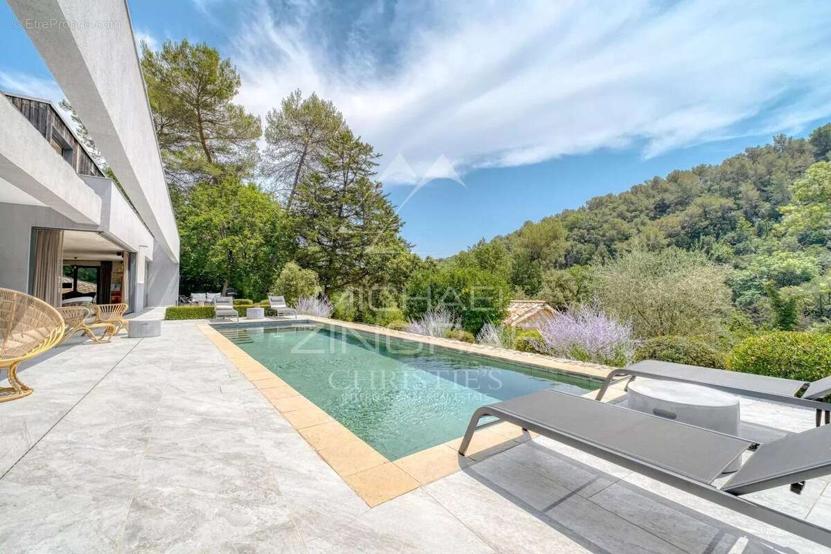 Valbonne - Villa contemporaine au cœur d'un écrin de verdure - photo 12