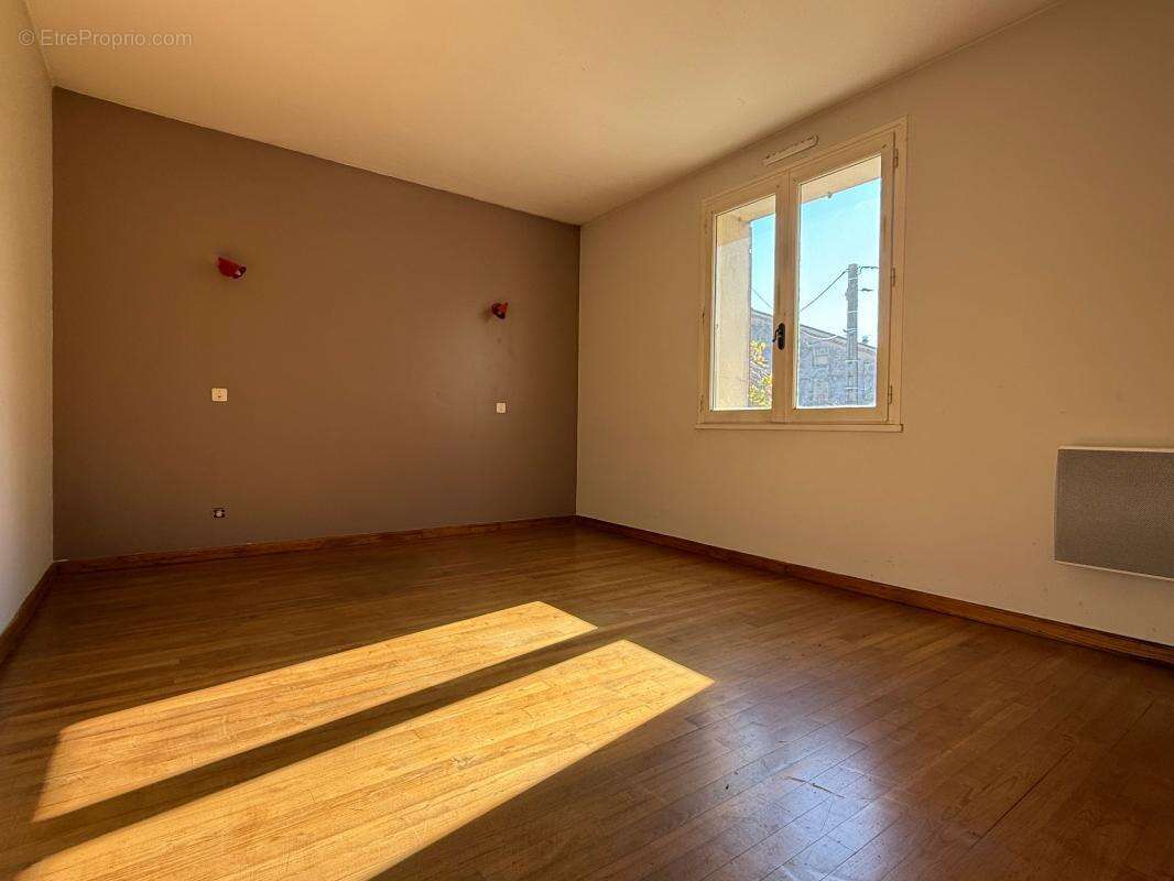 Maison à SAINT-ETIENNE-DE-FONTBELLON