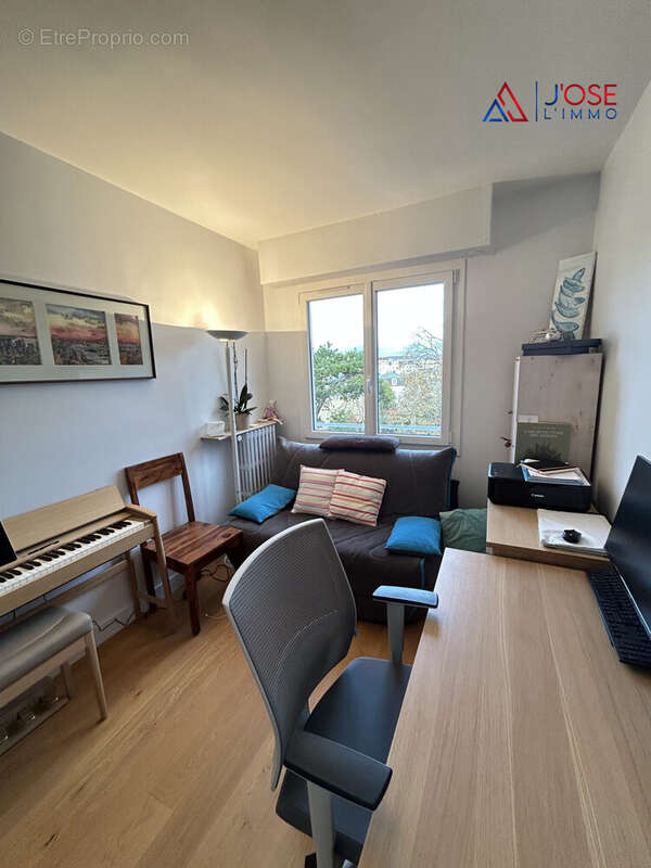 Deuxième chambre lumineuse - Appartement à MAISONS-LAFFITTE