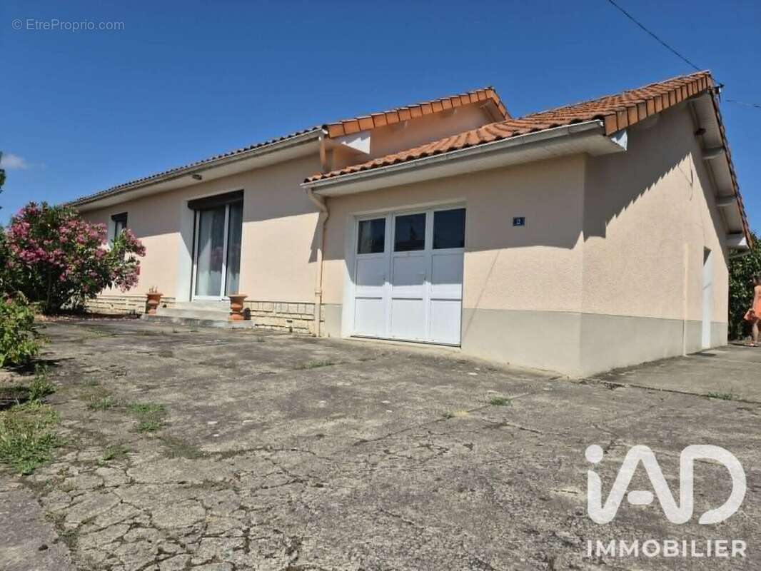 Maison 121 m² à Charroux  - photo 2
