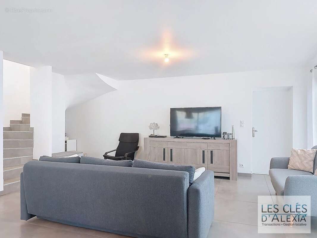 Maison - Quatre chambres- Double Garage - - photo 4