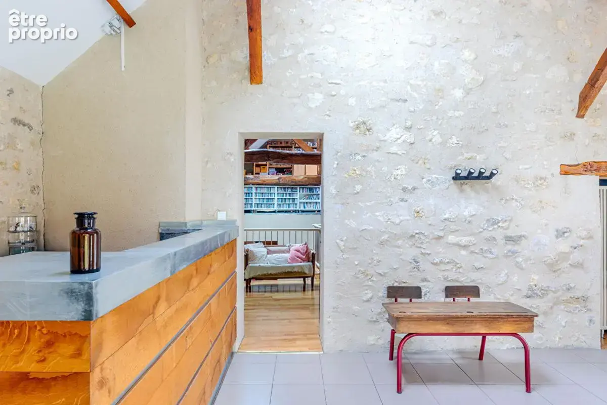 Propriété entièrement rénovée  au coeur du village - photo 8