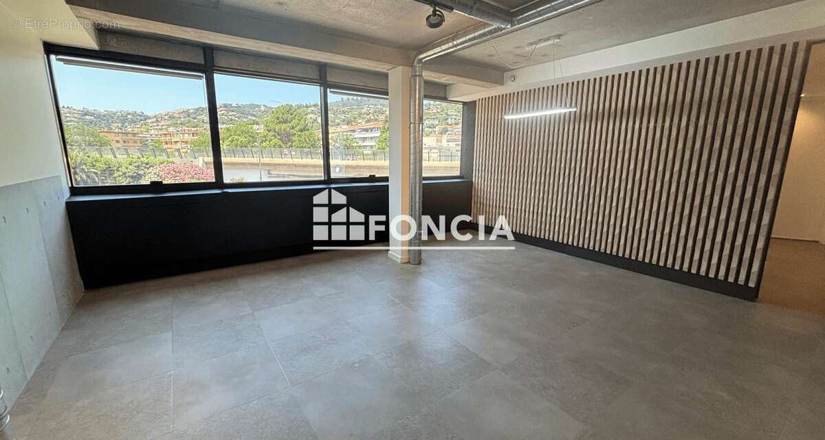 Commerce à MANDELIEU-LA-NAPOULE