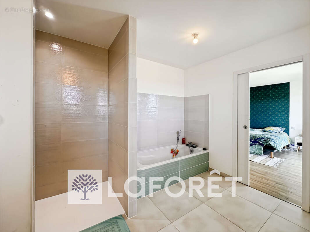 Maison contemporaine 2020 - 199 m² - 4 chambres - Terrain 999 m² entre SAINTES (17100), PONS (17800) et COGNAC (16100) - photo 14