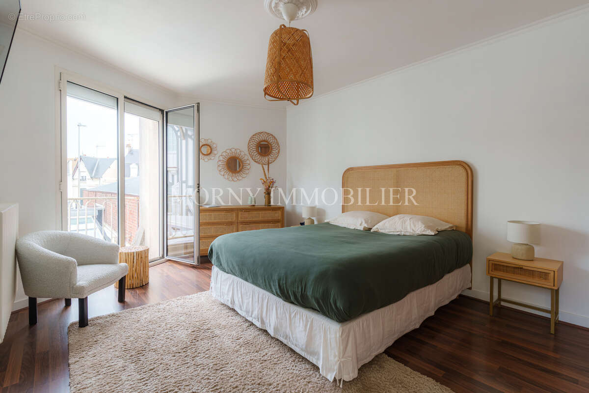 À vendre - maison de 550m2 avec piscine intérieure - garage - parking - photo 11