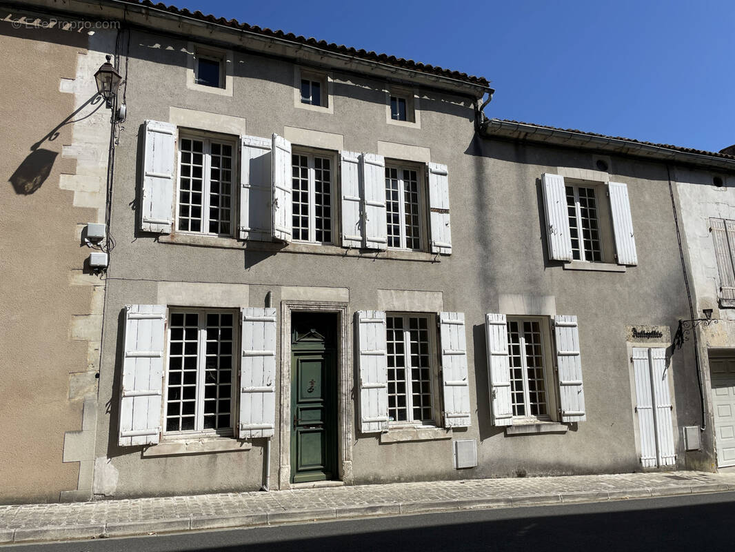Maison à BARBEZIEUX-SAINT-HILAIRE