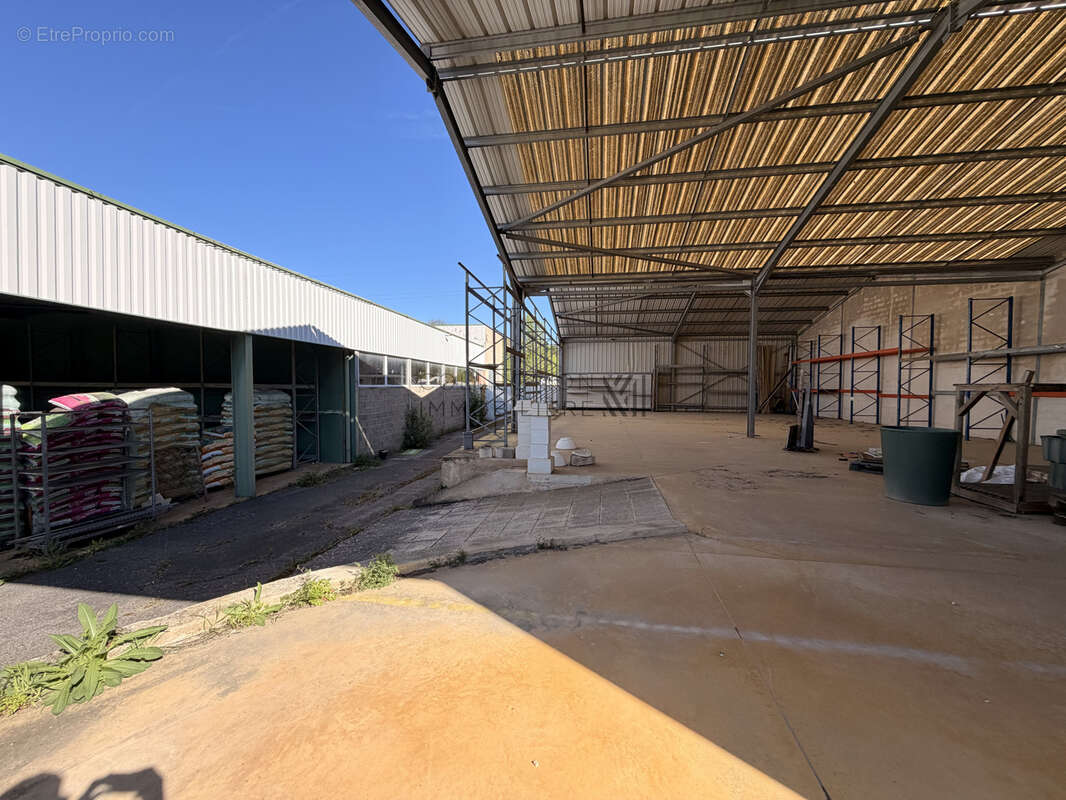 Local commercial auch de 2 600m2 - photo 13