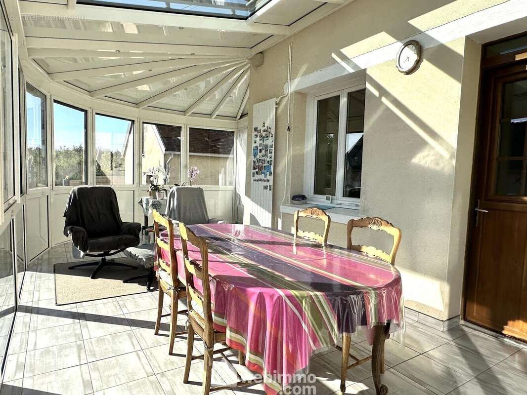 Une véranda offrant de beaux volumes. - Maison à MOULIHERNE