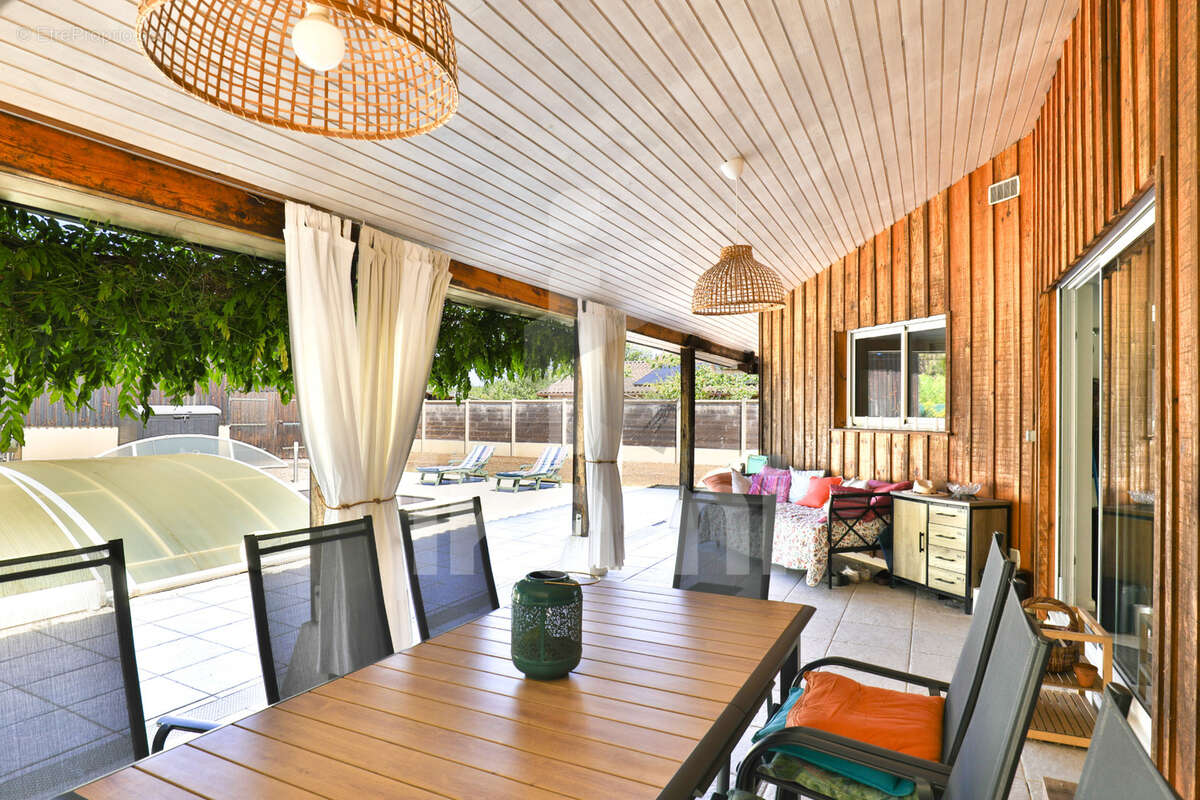 Superbe propriété avec piscine, dépendances et jardin paysager à deux pas des commodités - photo 19