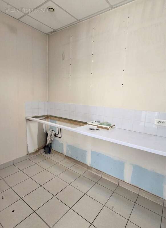 Surface commerciale - Appartement à FEUQUIERES