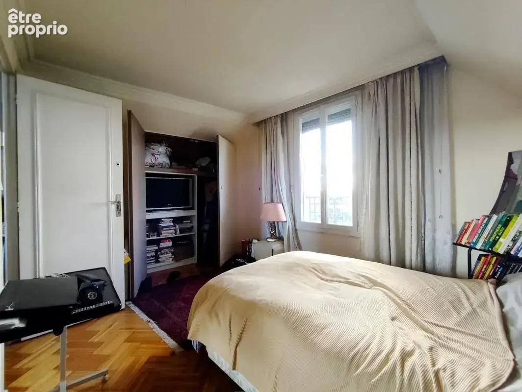 Central et calme sur 1400m² de terrain ! Propriété meulière de caractère de 250m² comprenant séjour triple et 5 chambres, sur un - photo 25