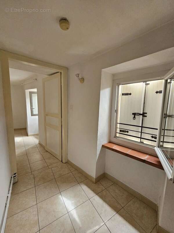 Maison de village en pierres T4 en bon état général - photo 7