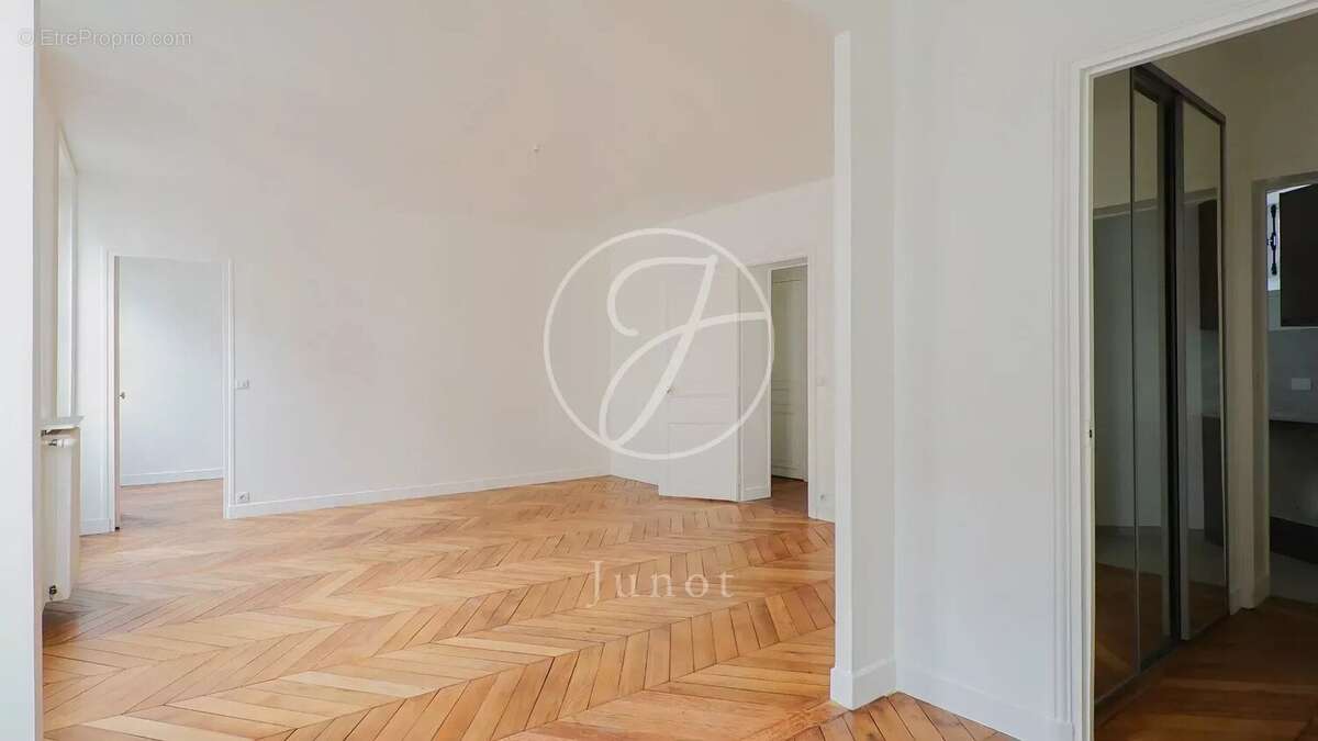 Appartement à PARIS-8E