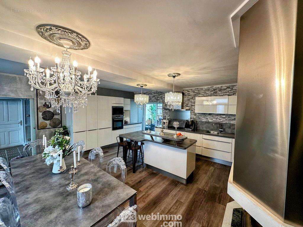 A proximité de cette pièce de vie se trouve un séjour de 32m².. - Maison à CERNUSSON
