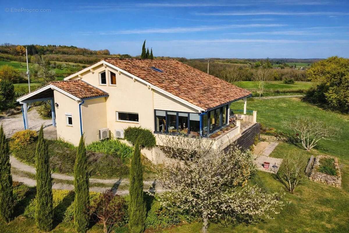Maison à MONTAIGU-DE-QUERCY