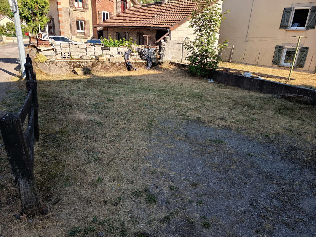 Maison avec trois appartements d'une surface de 232 m2 + une grange d'environ 40 m2 à usage d'habitaion !!! - photo 3