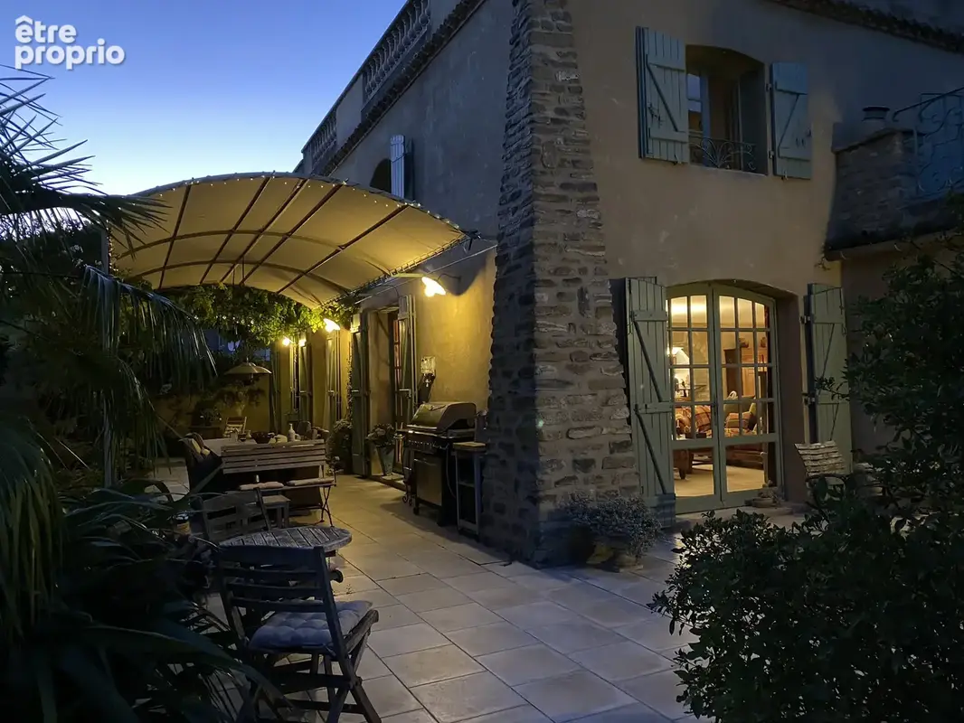 Dans un Domaine fortifiée médiéval, maison en pierres avec 249m2 habitables avec jardin privatif et paysagé - photo 14