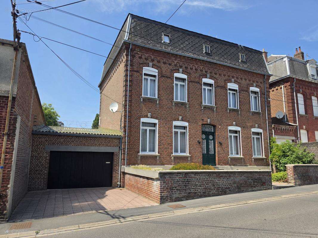 Maison de caractère 228m² avec garage et terrain clos - photo 2