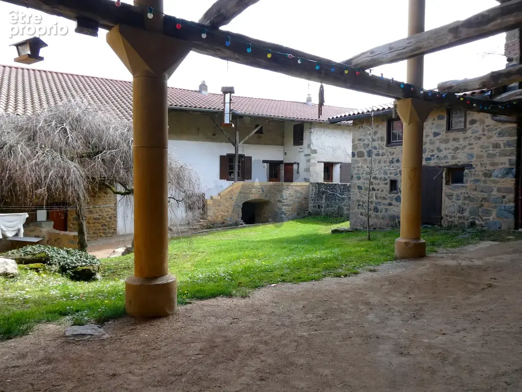 Un cachet et une situation hors du commun pour cette magnifique ferme des Monts du Lyonnais. - photo 3