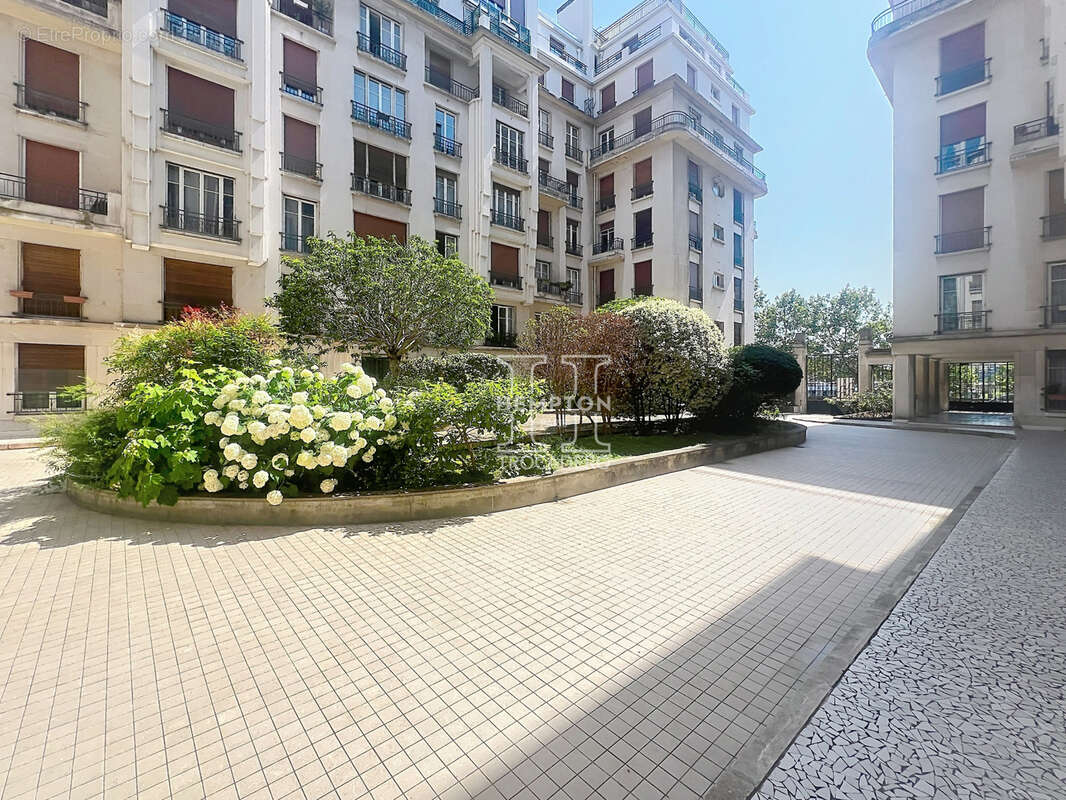 Appartement à PARIS-16E
