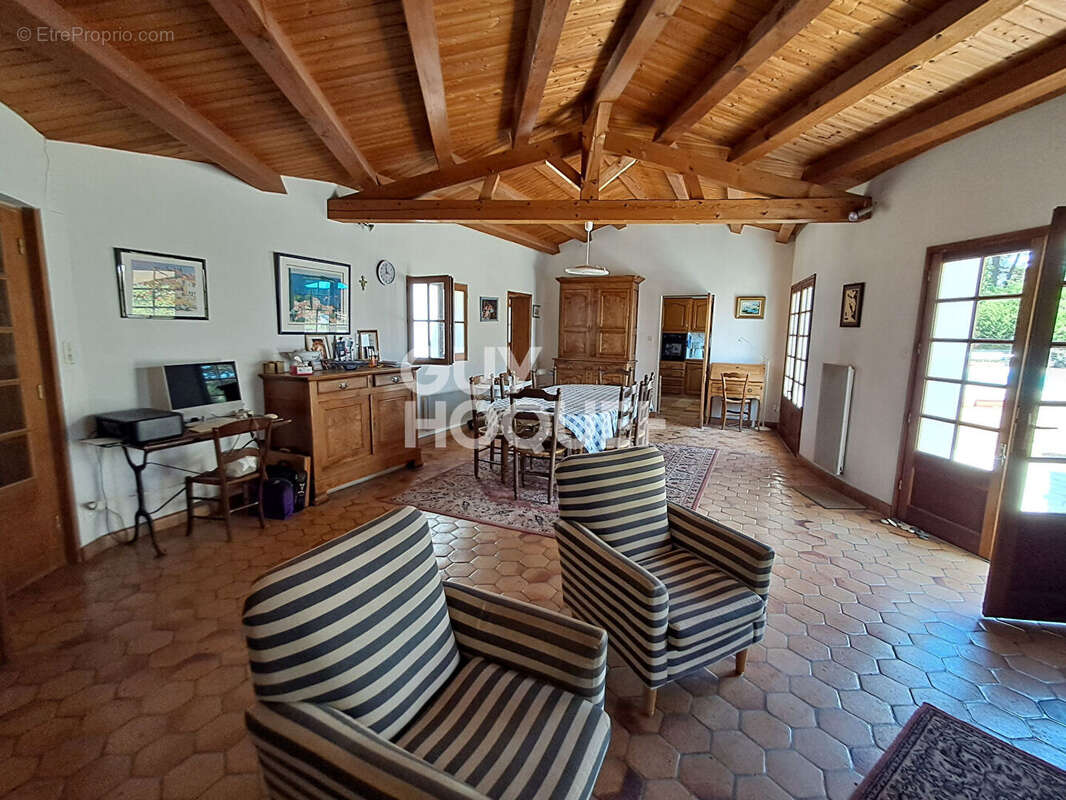 Maison à vendre à La Flotte - 5 pièces, piscine, grand terrain - photo 4
