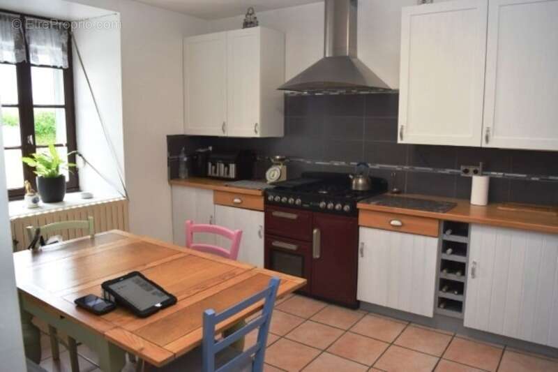 Maison à CLEDEN-POHER