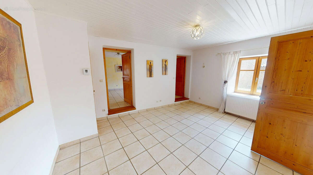 Maison à SAINT-HILAIRE-CUSSON-LA-VALMITTE
