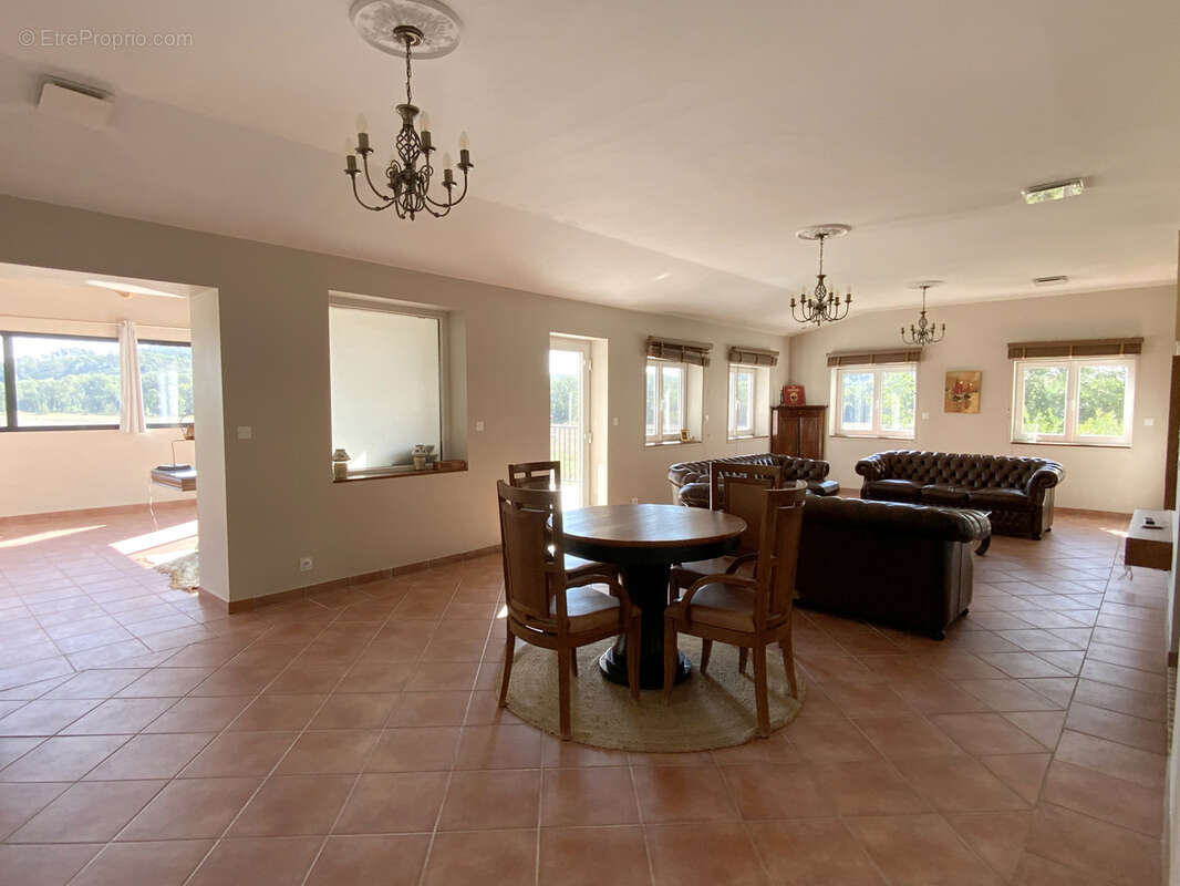 Propriété de 380 m2 avec vue panoramique sur les montagnes. - photo 5