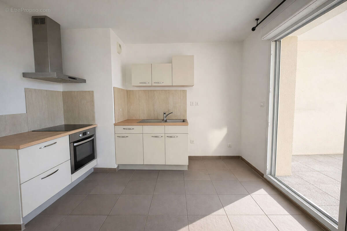 Appartement T3 avec Terrasse, Piscine et double box - Les Camoins 13011 - photo 2