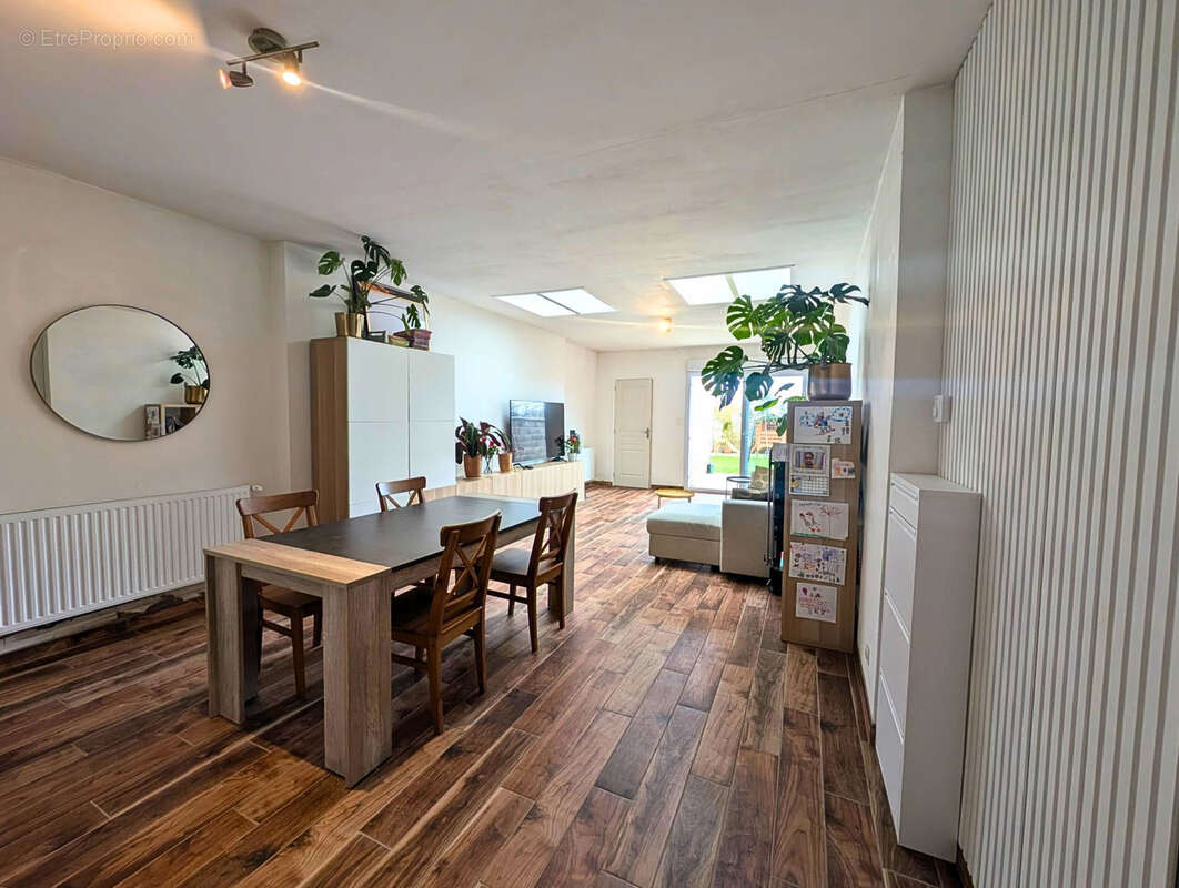 Maison à QUIEVRECHAIN