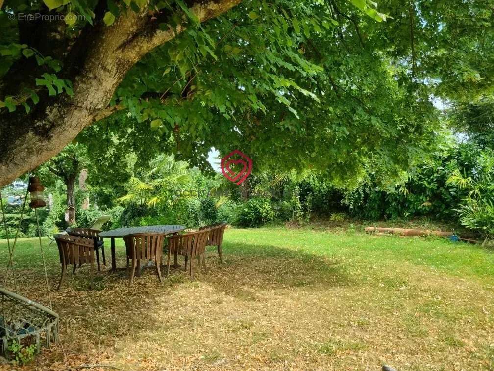 Maison urbaine spacieuse rénovée écologiquement avec dépendance et jardin - photo 14