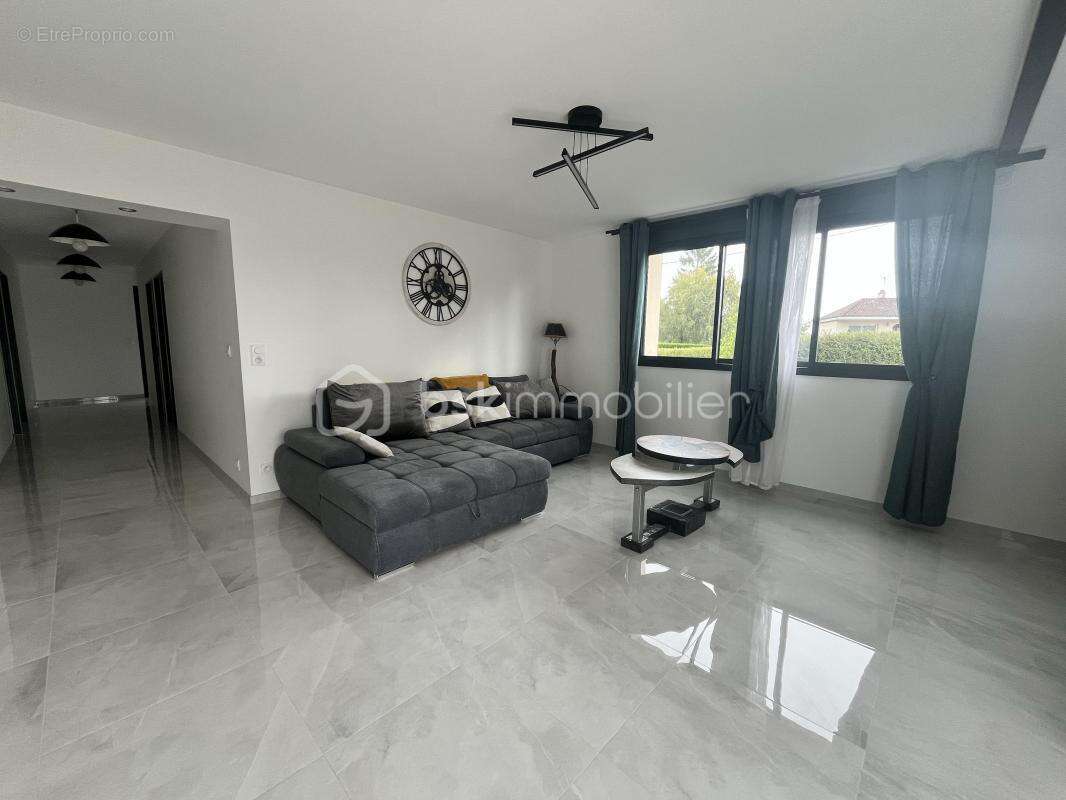 Maison à SAINT-CHRISTOPHE-LA-COUPERIE