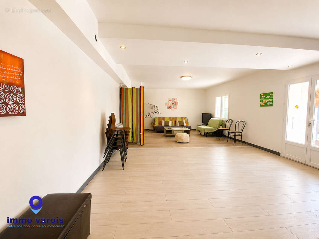 Signes :  En exclusivité : Propriété d'env.390m2 composée de plusieurs appartements sur 7000 m2 de terrain. - photo 8