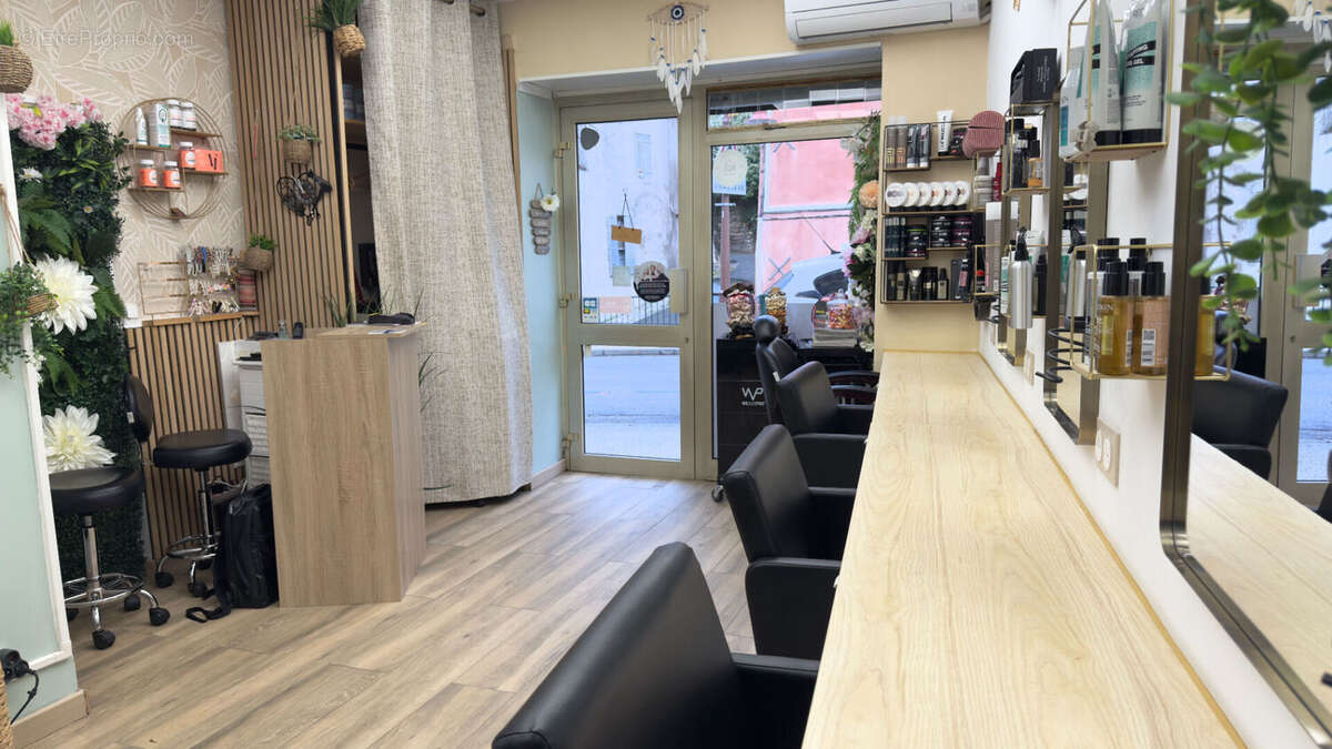 Commerce à SIMIANE-COLLONGUE