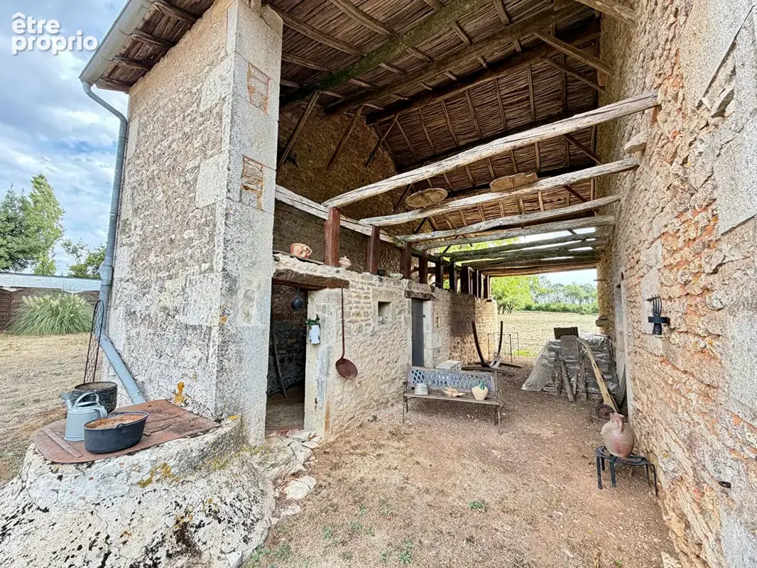Charmante Maison Indépendante en Pierre avec Grande Grange, Terrain et Excellent Potentiel près de Nanteuil-en-Vallée - photo 3