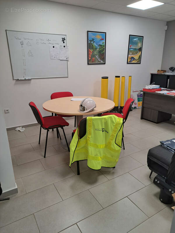 Entrepôt 334.57 m2 Dépôt de stockage avec réserve et bureaux - photo 6