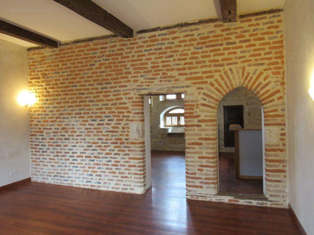 Grande maison medievale  de village entierement renovee dpe en b avec une petite maison qui sert de garage   290000€ - photo 2