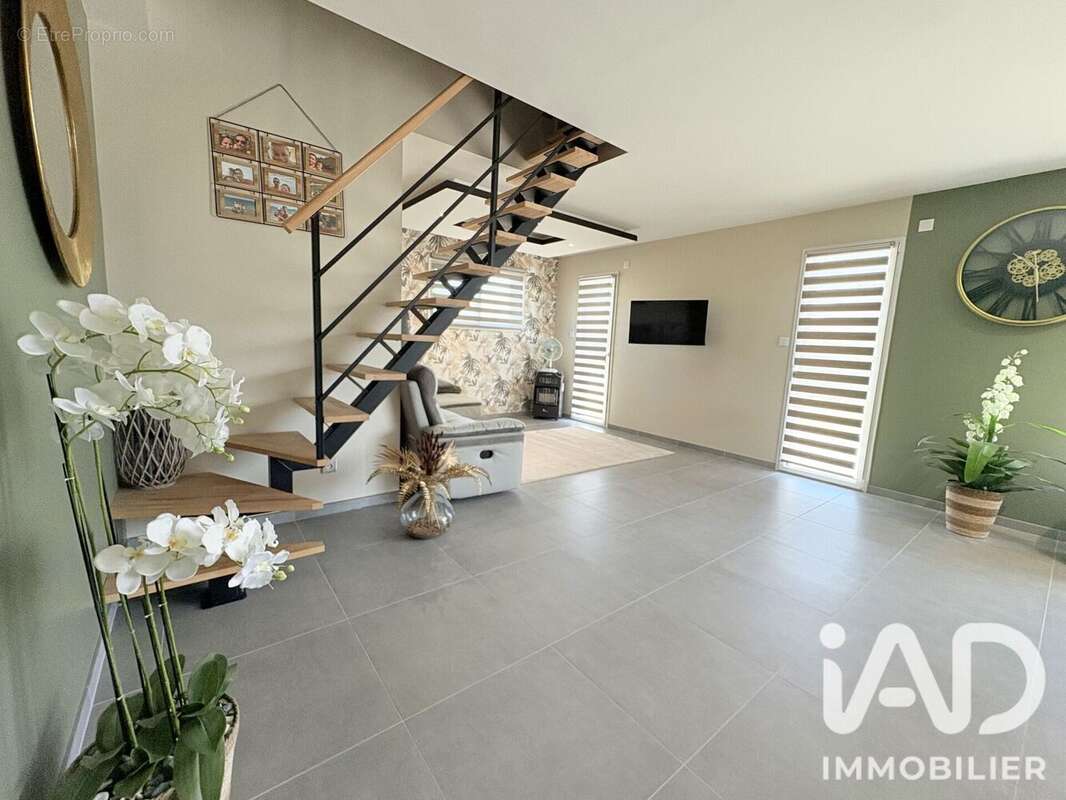 Maison 134 m² à Villebernier  - photo 2