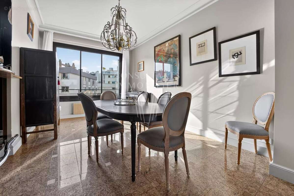 Appartement à PARIS-16E