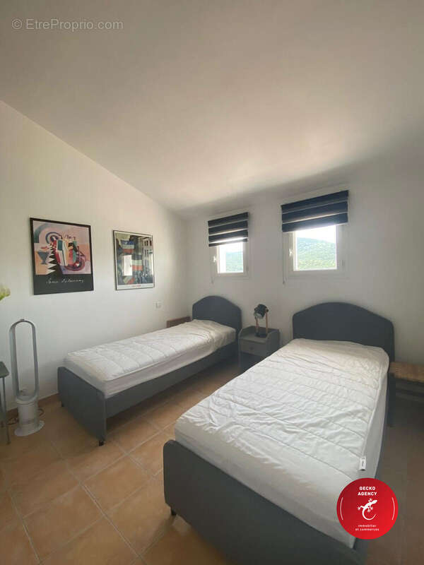 Etage - Maison à ROQUEBRUNE-SUR-ARGENS