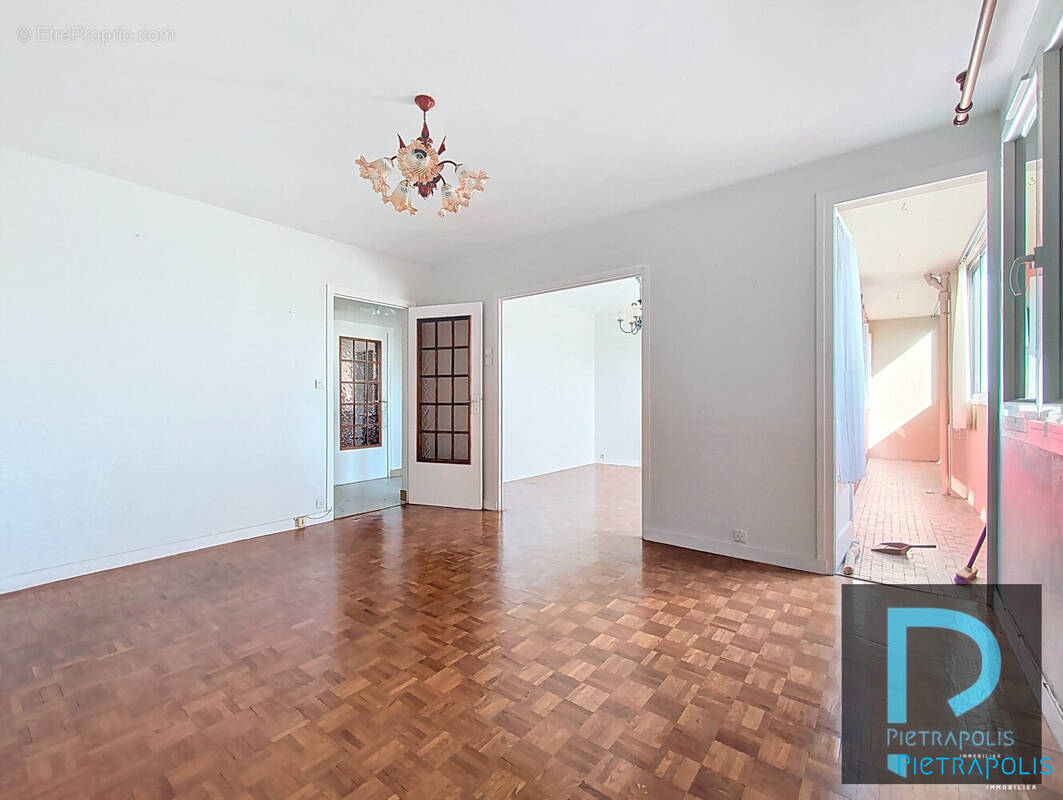 SALON SEJOUR ouvert sur loggia - Appartement à MACON