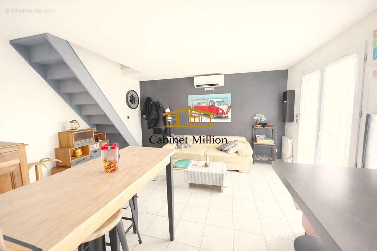 Maison à VIC-LA-GARDIOLE